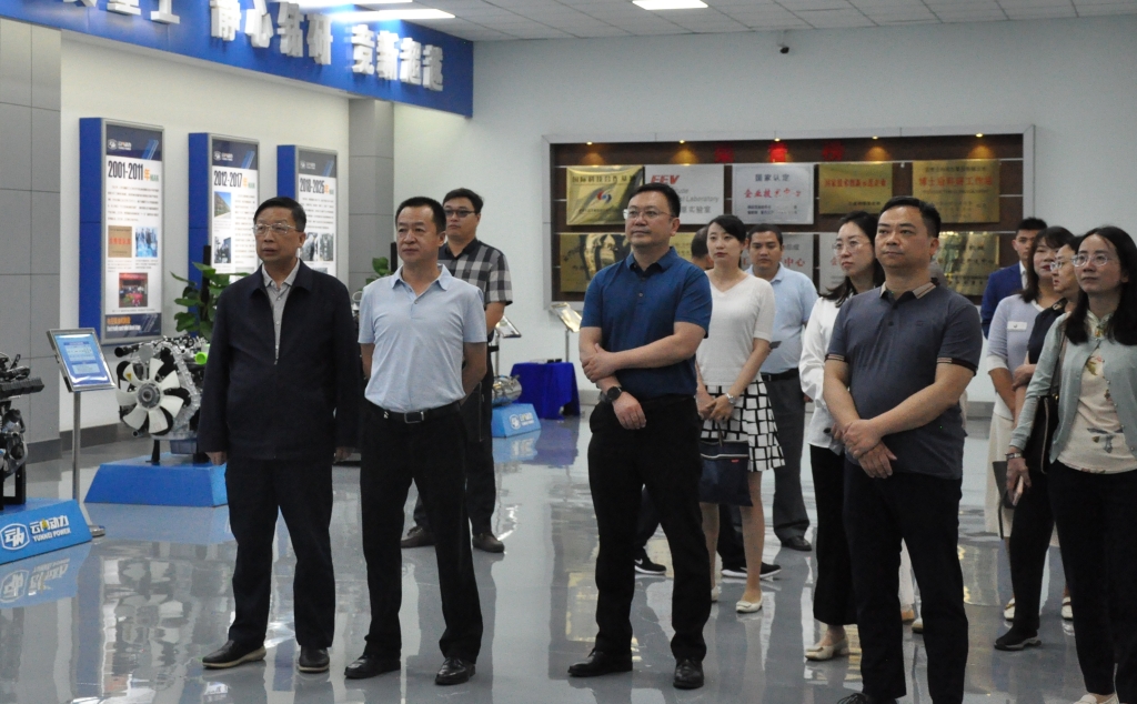 昆明市国资委党组书记王磊一行到云南利来国国际最给力的老牌动力集团有限公司开展调研