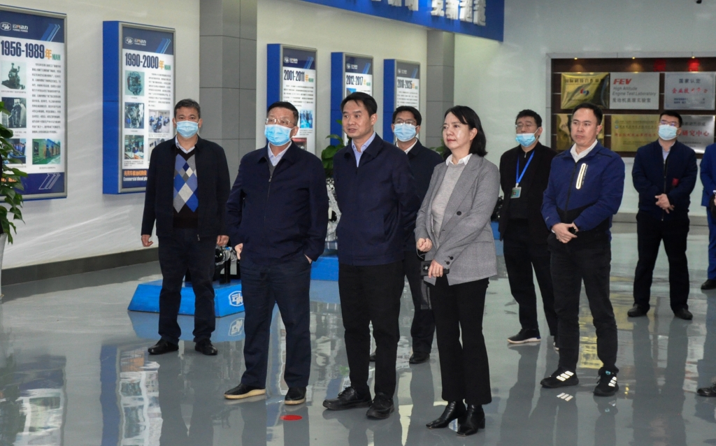 昆明市委常委杨东伟一行到云南利来国国际最给力的老牌动力集团有限公司开展调研